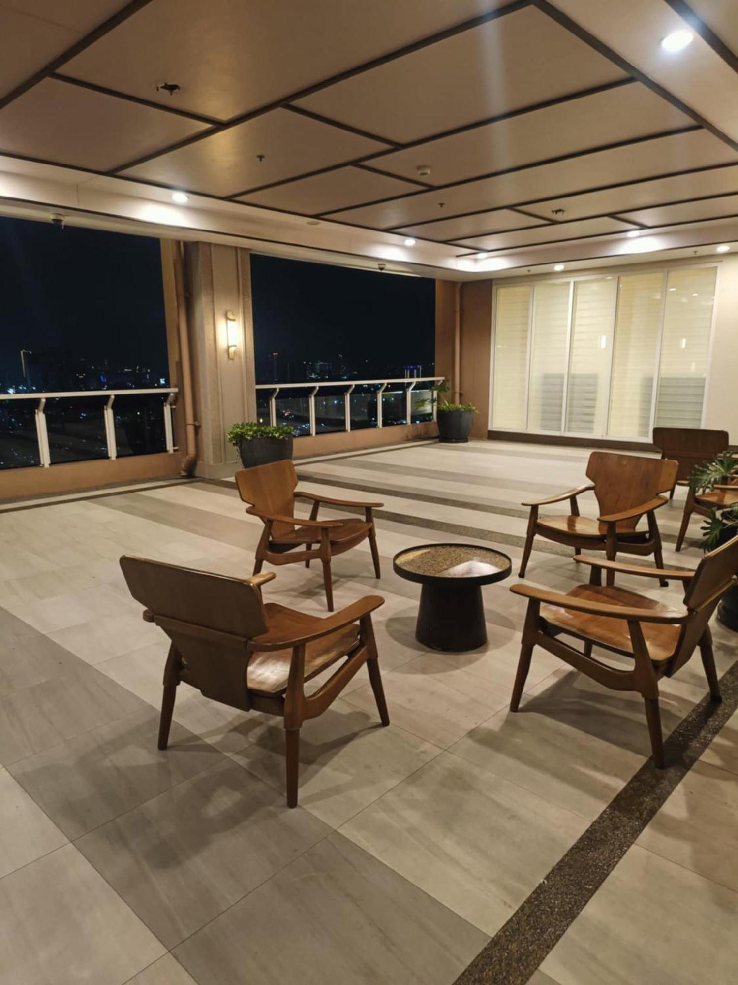 Infina Towers Aparthotel เกซอนซิตี้ ภายนอก รูปภาพ