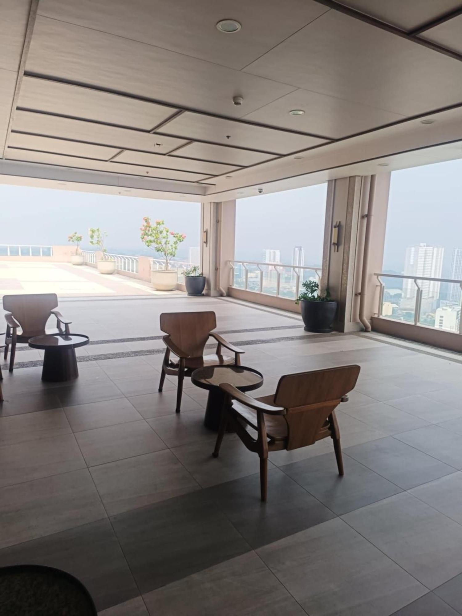 Infina Towers Aparthotel เกซอนซิตี้ ภายนอก รูปภาพ